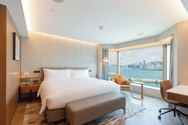 Epic with Club Lounge Access | Premium bedding, minibar, in-room safe, desk