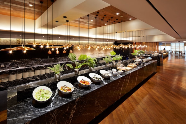 Daily buffet breakfast (KRW 33000 per person)