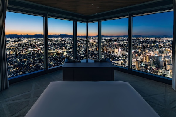 Deluxe Corner King with Club Lounge Access Non Smoking | Premium bedding, down comforters, in-room safe, blackout drapes